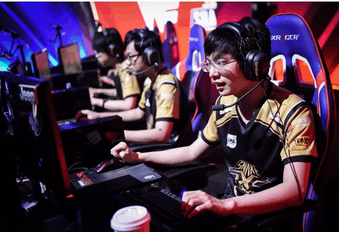 比尔森战胜对手，主教练赞誉球员表现出色！